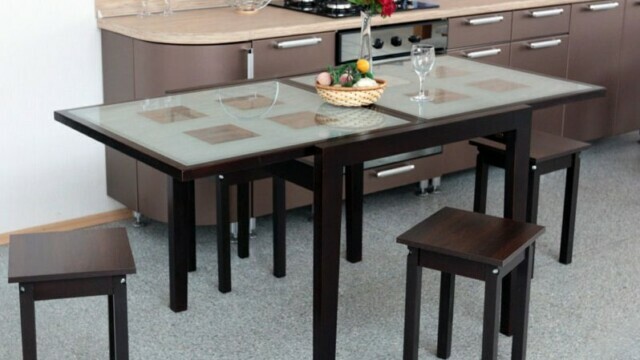 Téglalap alakú asztal egy kis konyhában