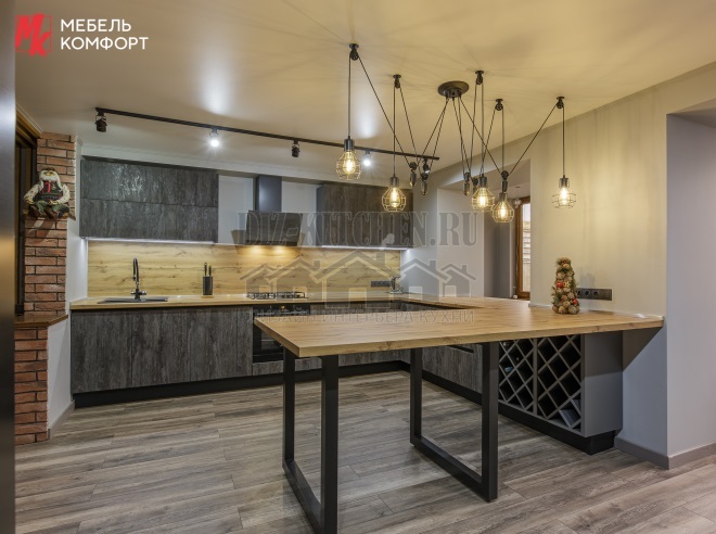 Šedo-dřevěná kuchyně ve tvaru U Loft s barovým pultem