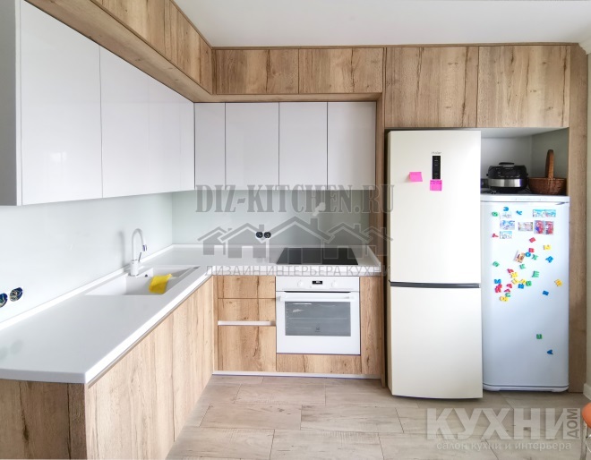 Moderná biela kuchyňa s drevom