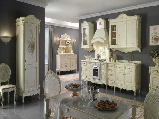 Pilka virtuvė klasikinio stiliaus