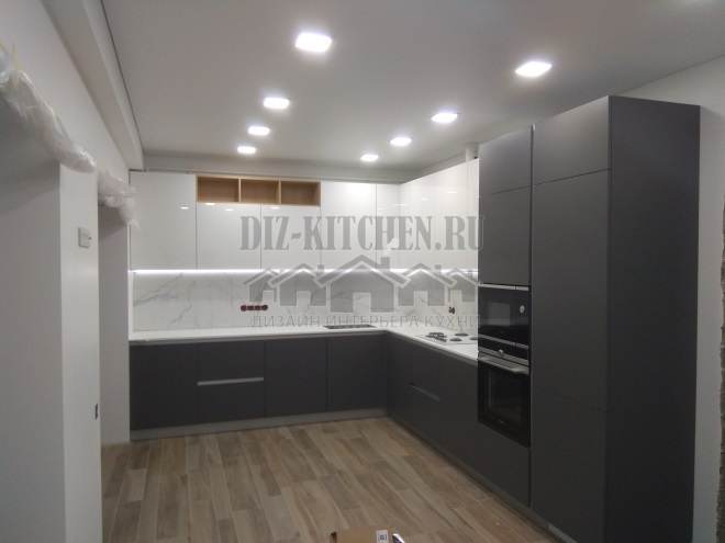 Witte en grijze keuken in moderne stijl