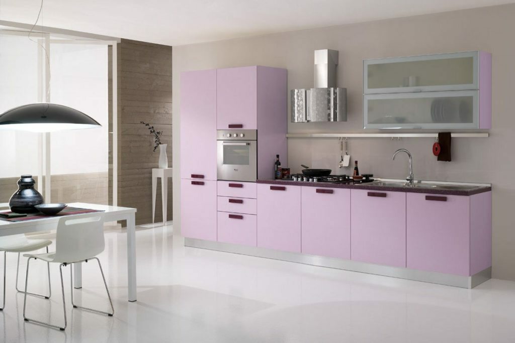 Alyvinės spalvos virtuvės dizainas