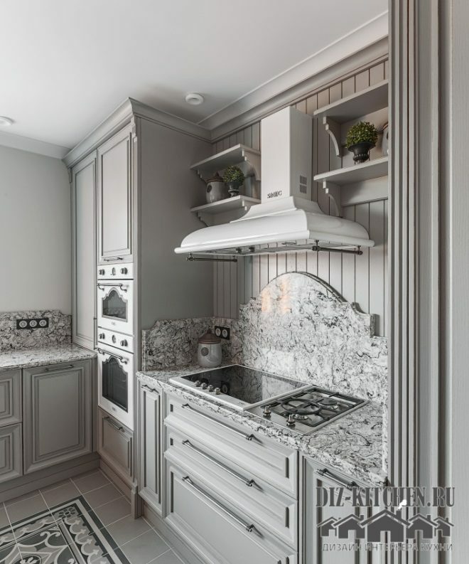 Bucătărie neoclasică de lux cu fronturi argintii