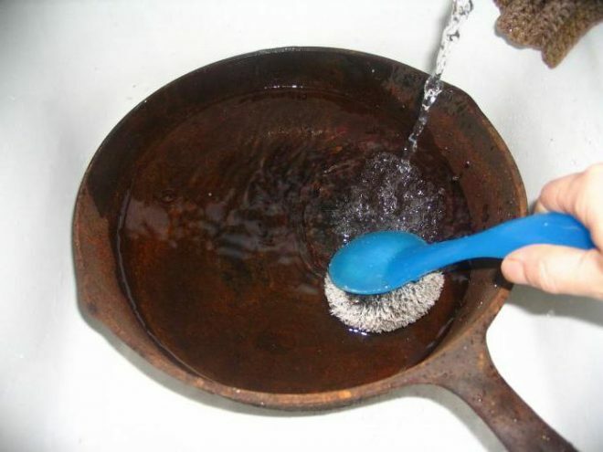 Hoe maak je een gietijzeren pan schoon van roest?