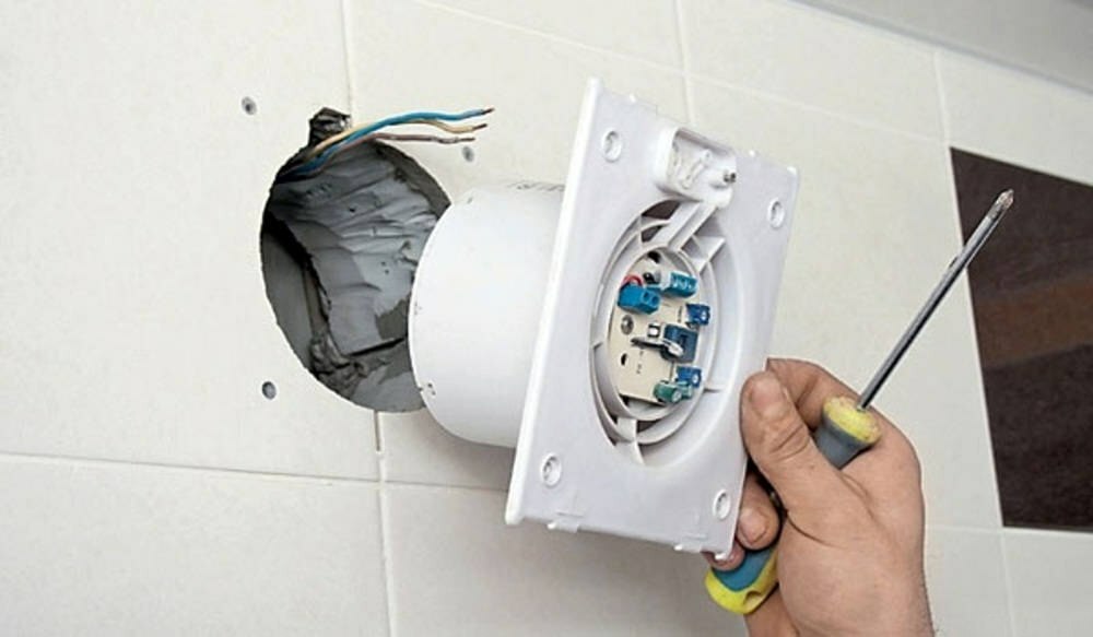 Comment connecter un ventilateur avec un capteur d'humidité: schémas et règles d'installation + conseils pour choisir un ventilateur gainable