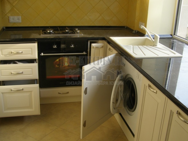 Umývadlo a práčka v blízkosti okna