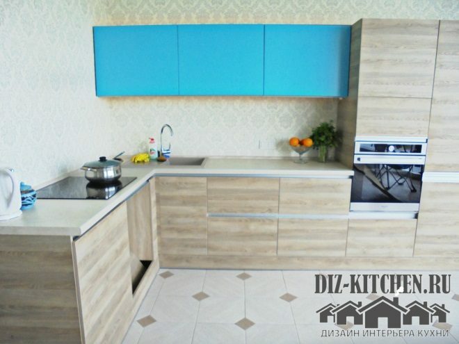 Estúdio-cozinha em madeira clara com seções azuis