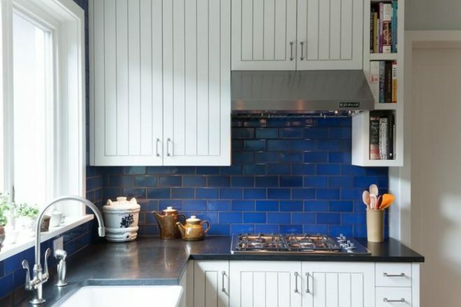 blauw schort van tegels naar de keuken