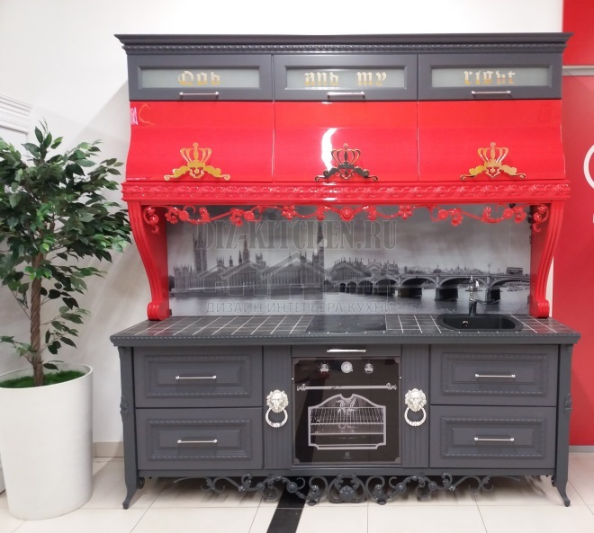 Szürke-piros klasszikus konyha angol stílusban