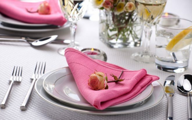 Pinkki lautasliina lautasella 