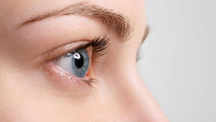 Cum se identifică lipsa de umiditate de ochii uscați