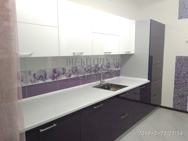 Balta ir violetinė virtuvė su plastikiniais fasadais