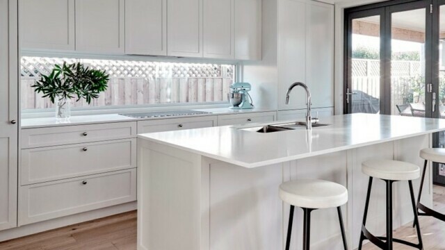 fotografia bielej kuchyne v interiéri