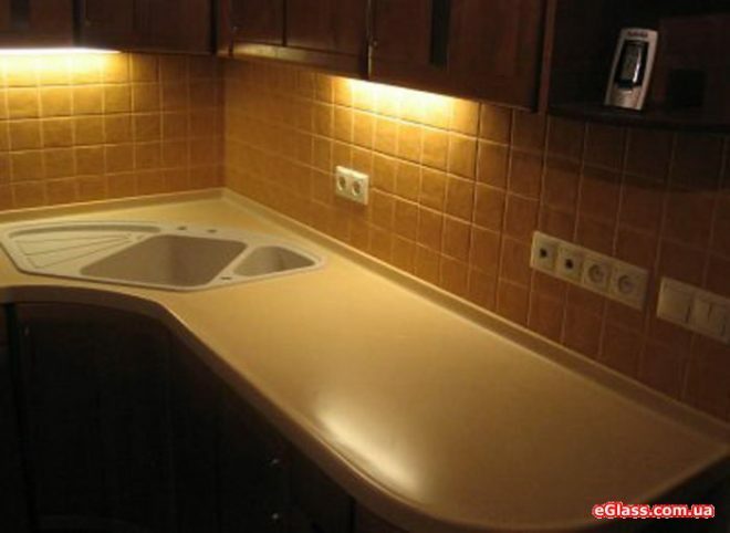Kiegészítő világítás a konyhai mosogató felett