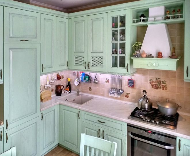 Elite kitchen in green tones with silver patina and antique tiles