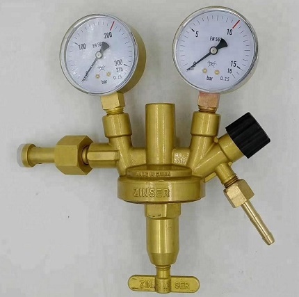 Reducer with two pressure gauges