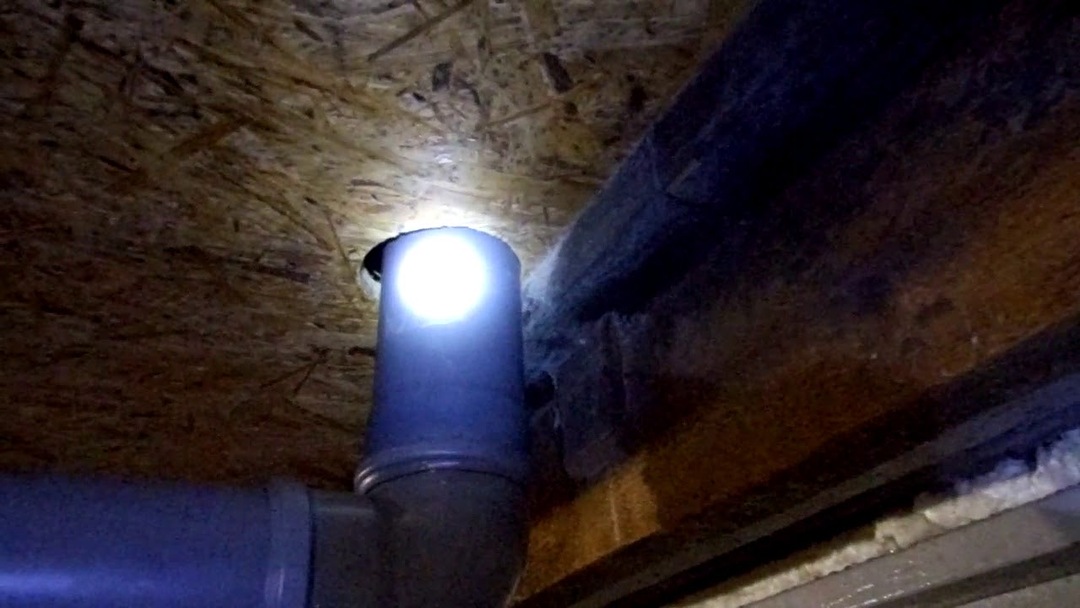 Tuyau de ventilation sous le plafond