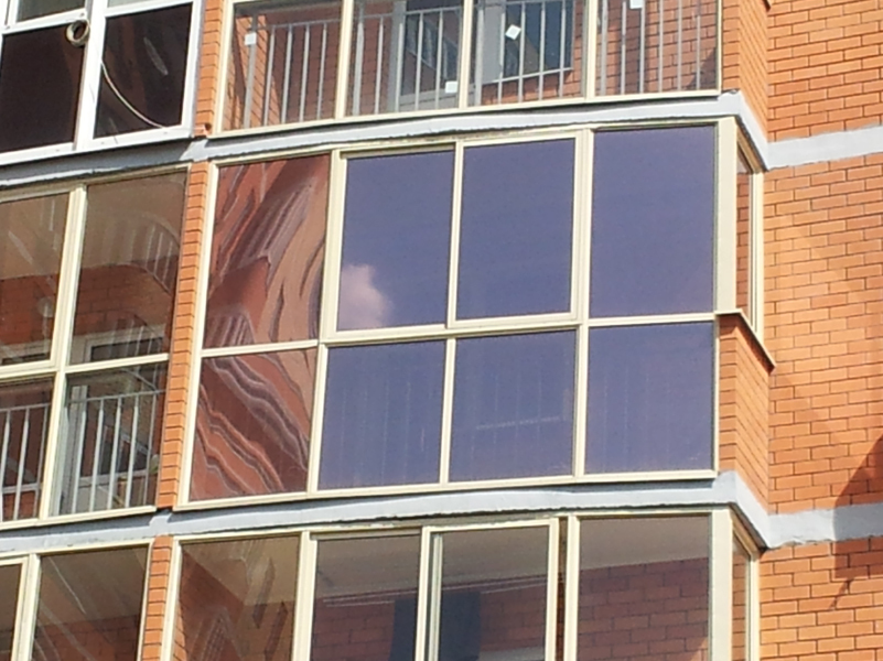 Balkon z zatemnjenimi okni