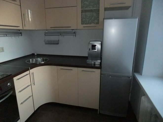 Küchendesign 6 m² mit Kühlschrank