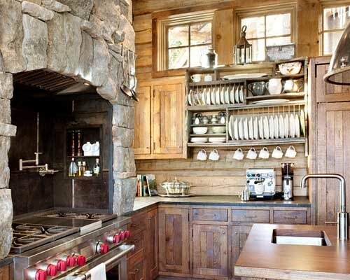Cozinha com elementos rústicos de madeira