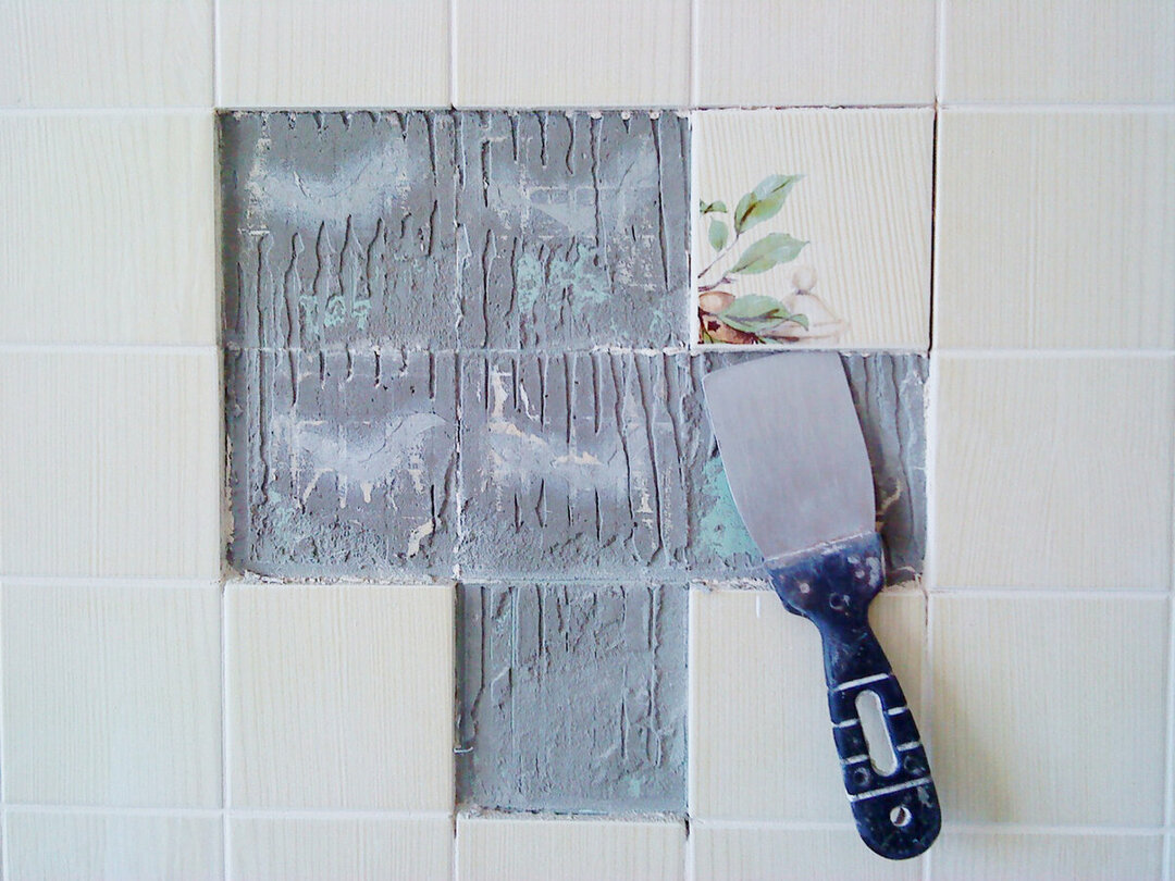 How to glue loose tiles on the wall