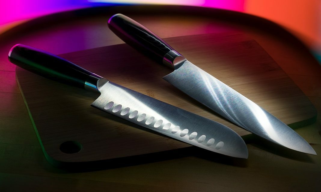 Kuhinjski noži na deski za rezanje