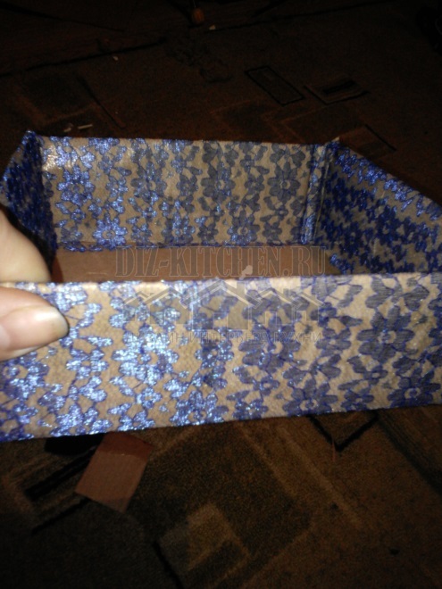 Meisterkurs zum Herstellen einer Schachtel mit eigenen Händen aus Pappe