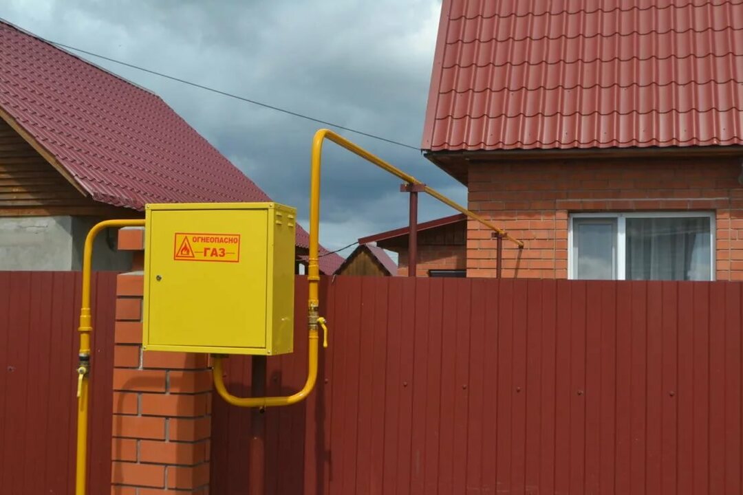Škatla z merilnikom plina v bližini hiše