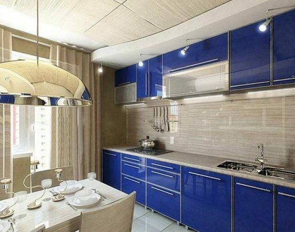 modrá kuchyně 8 m2 