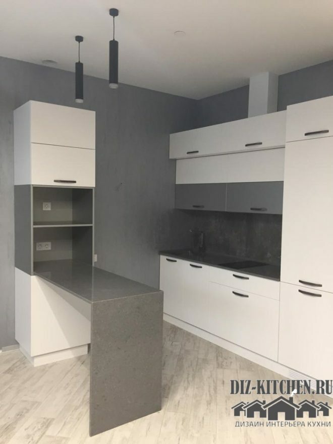 Biela kuchyňa-obývacia izba v štýle minimalizmu s barovým stolíkom