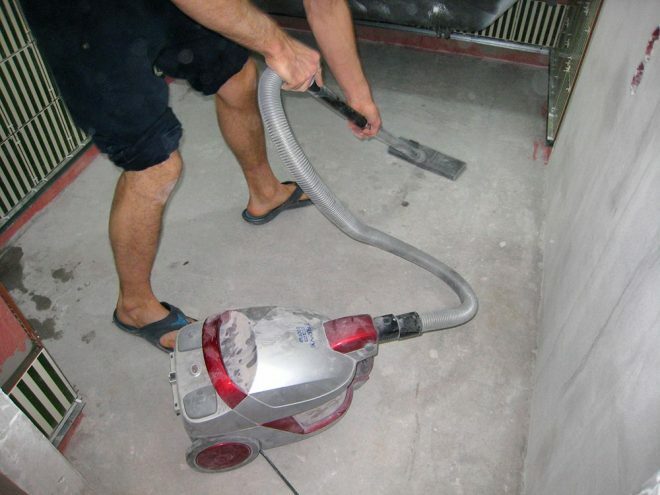 Preparazione di un pavimento in cemento per la posa di piastrelle