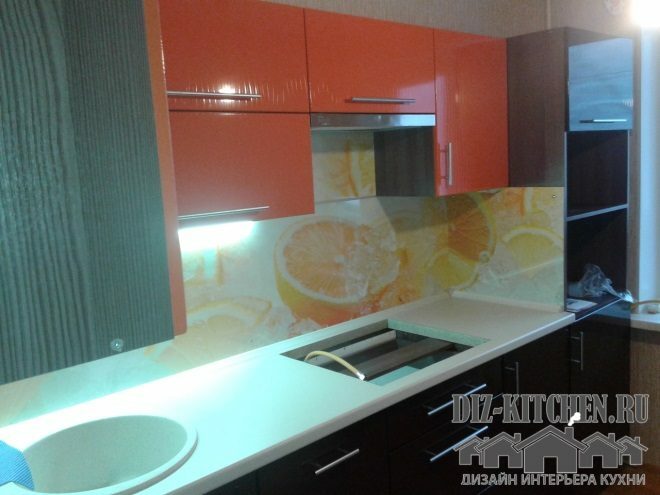 Světlá rohová kuchyně s nástěnným panelem s pomeranči