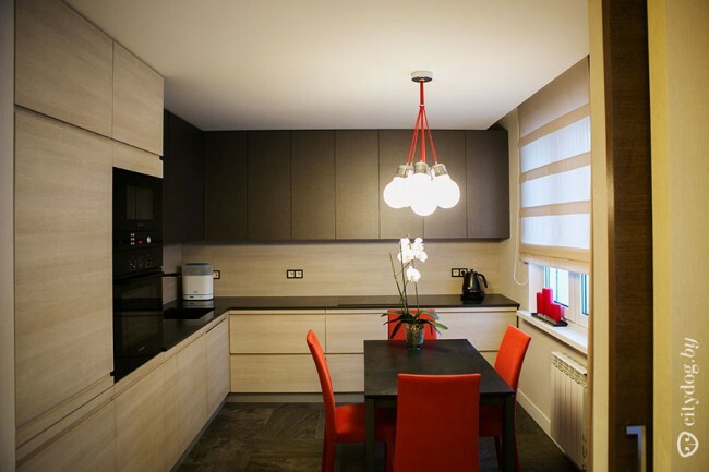 Kuchyň se světlými židlemi a potřebnými spotřebiči