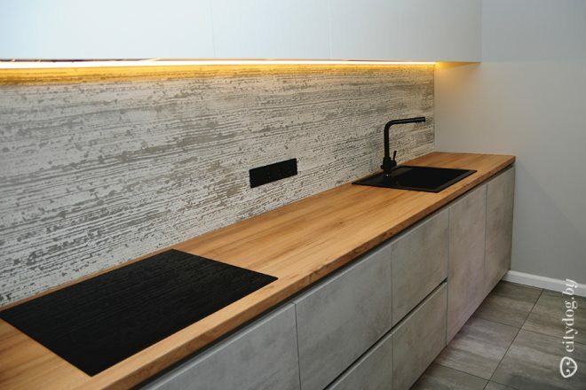 Cozinha / sala de estar moderna de 20 m² com balcão de bar e mesa