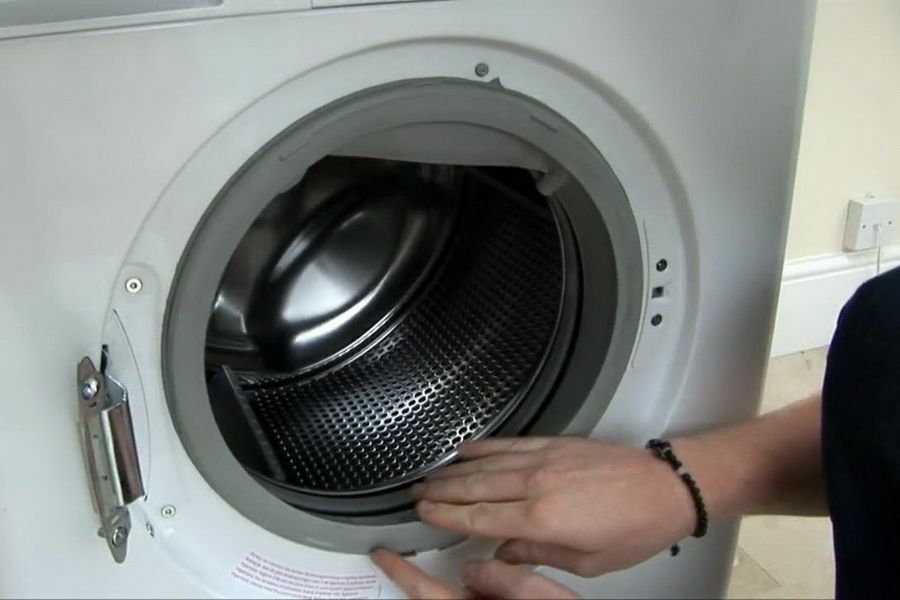 Dimenticare di pulire la gomma in lavatrice è un grave errore della padrona di casa