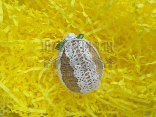 Huevo de Pascua de bricolaje con hilo de yute
