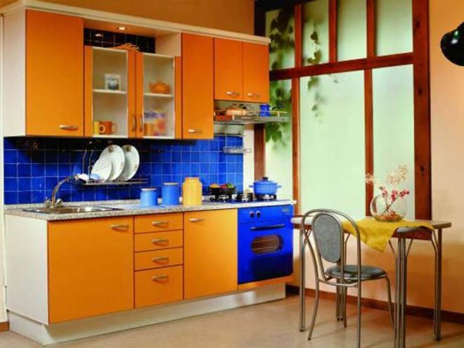 The combination of yellow and blue in the kitchen