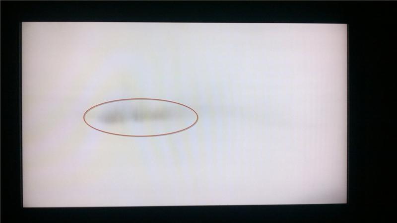 Dunkle Flecken auf dem LCD-Fernseher