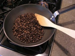 Assar grãos de café