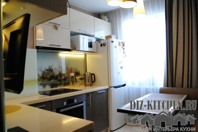 Šviesi blizgi virtuvė su MDF fasadais ir televizoriumi