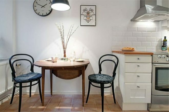 Ovaler Tisch in einer kleinen Küche