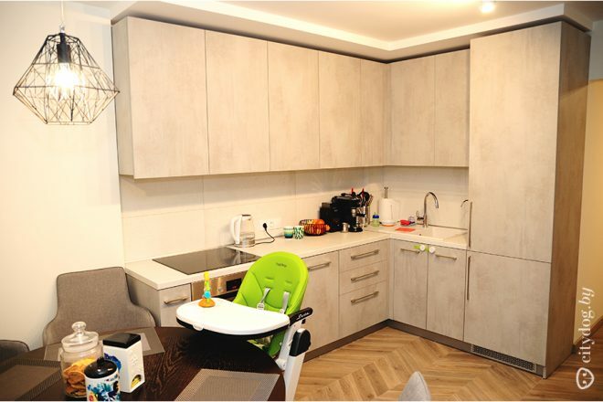 Návrh kuchyně-obývací pokoj v jednolůžkovém pokoji s balkonovými dveřmi