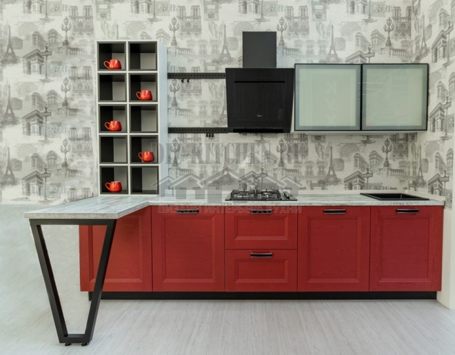 Červená a čierna neoklasicistická kuchyňa s elegantným barom