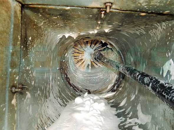 Combined cleaning of air ducts