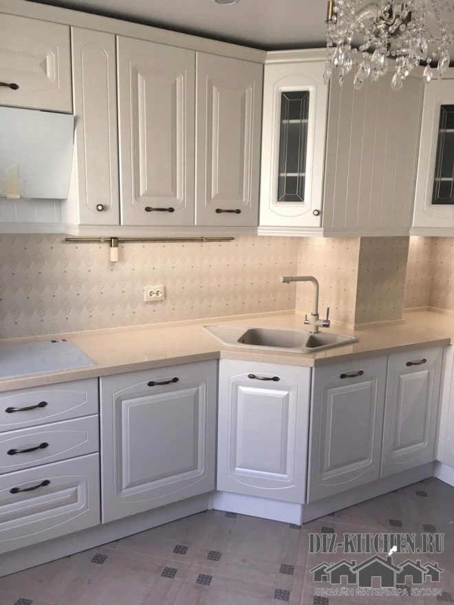 Rechte witte keuken met dragende kolom en glanzende fronten
