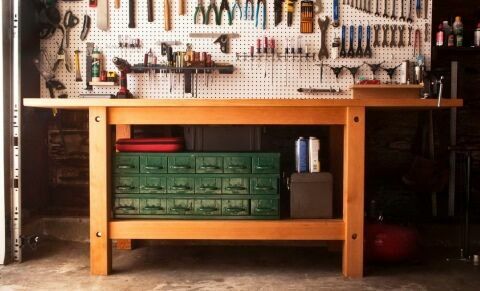 Bancada de trabalho com gavetas para ferramentas e peças de reposição
