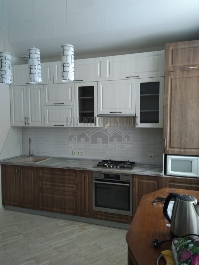 Neoklasikinė virtuvė su baltais ir mediniais moduliais