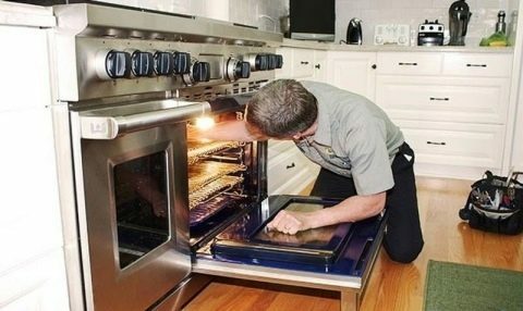 Der Meister repariert den Ofen