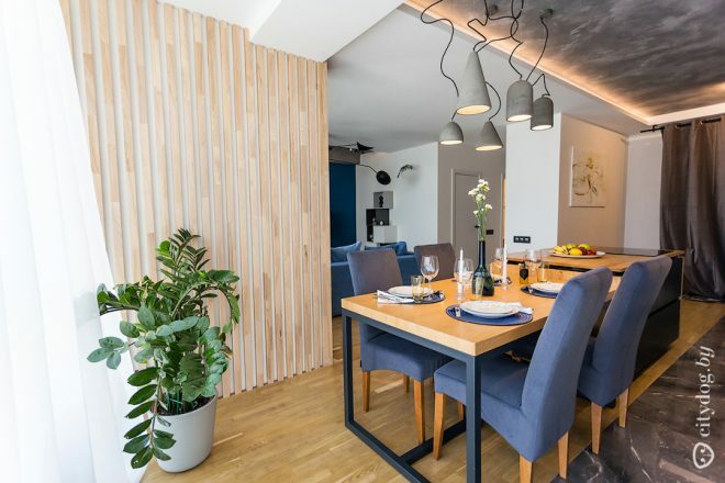 Tamanhos grandes com elementos da cozinha-sala de estar em estilo loft