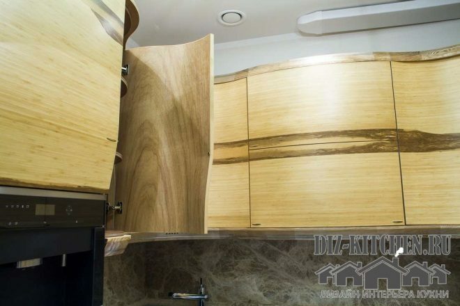 Design keuken-woonkamer met een gebogen lijneffect